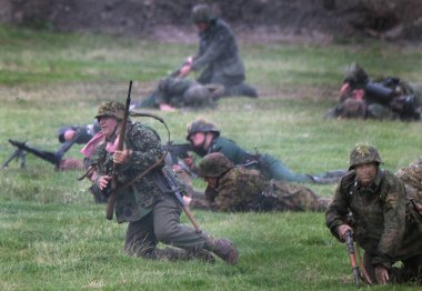 Yorkshire Savaş Deneyimi. Leeds, İngiltere, Ağustos 2021. İkinci dünya savaş üniforması giymiş aktörler savaş sahnelerinde patlamalar, duman, alev ve boş fişeklerle. Alman askerleri.