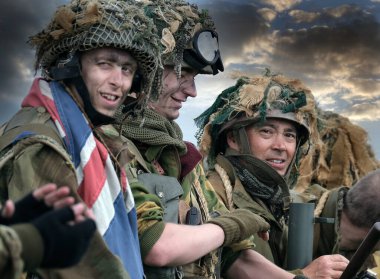 Yorkshire Savaş Deneyimi. Leeds, İngiltere, Ağustos 2021. İkinci dünya savaş üniforması giymiş aktörler savaş sahnelerinde patlamalar, duman, alev ve boş fişeklerle. Savaş zamanı İngiliz savaş elbisesi giymiş oyuncular.