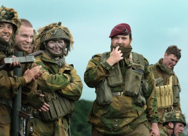 Yorkshire Savaş Deneyimi. Leeds, İngiltere, Ağustos 2021. İkinci dünya savaş üniforması giymiş aktörler savaş sahnelerinde patlamalar, duman, alev ve boş fişeklerle. Savaş zamanı İngiliz savaş elbisesi giymiş oyuncular.