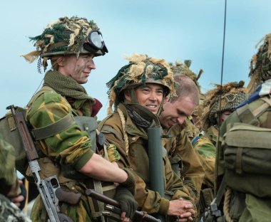 Yorkshire Savaş Deneyimi. Leeds, İngiltere, Ağustos 2021. İkinci dünya savaş üniforması giymiş aktörler savaş sahnelerinde patlamalar, duman, alev ve boş fişeklerle. Savaş zamanı İngiliz savaş elbisesi giymiş oyuncular.