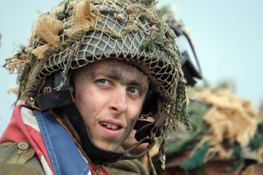 Yorkshire Savaş Deneyimi. Leeds, İngiltere, Ağustos 2021. İkinci dünya savaş üniforması giymiş aktörler savaş sahnelerinde patlamalar, duman, alev ve boş fişeklerle. Savaşın sonlarına doğru İngiliz savaş elbisesi giymiş aktör.