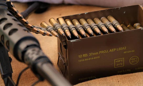 50口径勃朗宁机枪弹药在错误的盒子里 50勃朗宁机枪 Browning Machine Gun 是一种 50口径弹药筒 于1910年代后期为M2勃朗宁机枪开发 1921年正式服役 — 图库照片