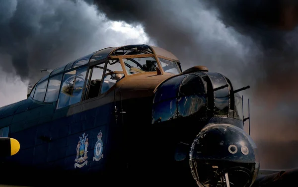 Avro Lancaster是英国第二次世界大战的重型轰炸机 它是由Avro作为Handley Page Halifax的同时代人设计和制造的 天空补充说 — 图库照片
