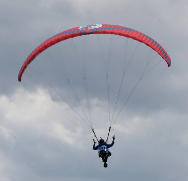 Jet gücüyle çalışan paraşütçüler. Sırt çantasında küçük bir jet motoru .