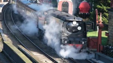 Kuzey Yorkshire Moors Demiryolu. Goathland, Yorkshire, İngiltere, Eylül 2025. Yorkshire 'da geleneksel buhar galası festivalinde demiryolu hattını korumuş..