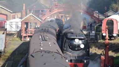 Kuzey Yorkshire Moors Demiryolu. Goathland, Yorkshire, İngiltere, Eylül 2025. Yorkshire 'da geleneksel buhar galası festivalinde demiryolu hattını korumuş..