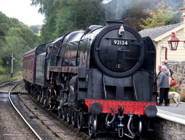 Kuzey Yorkshire Moors Demiryolu. Goathland, Yorkshire, İngiltere. Eylül 2025. Natuoinal Park bölgesinde hafta sonu buhar galası olan demiryolu sistemi korunmuş. Gönüllüler tarafından işletilen tüm buhar lokomotifleri ve vintage haddeleme stokları.. 