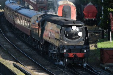 Kuzey Yorkshire Moors Demiryolu. Goathland, Yorkshire, İngiltere. Eylül 2025. Natuoinal Park bölgesinde hafta sonu buhar galası olan demiryolu sistemi korunmuş. Gönüllüler tarafından işletilen tüm buhar lokomotifleri ve vintage haddeleme stokları.. 