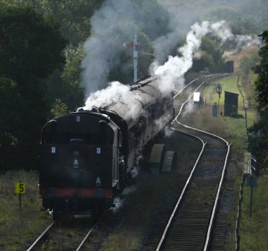 Kuzey Yorkshire Moors Demiryolu. Goathland, Yorkshire, İngiltere. Eylül 2025. Natuoinal Park bölgesinde hafta sonu buhar galası olan demiryolu sistemi korunmuş. Gönüllüler tarafından işletilen tüm buhar lokomotifleri ve vintage haddeleme stokları.. 