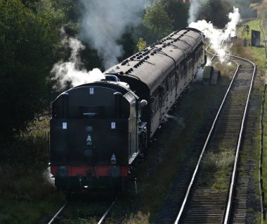 Kuzey Yorkshire Moors Demiryolu. Goathland, Yorkshire, İngiltere. Eylül 2025. Natuoinal Park bölgesinde hafta sonu buhar galası olan demiryolu sistemi korunmuş. Gönüllüler tarafından işletilen tüm buhar lokomotifleri ve vintage haddeleme stokları.. 