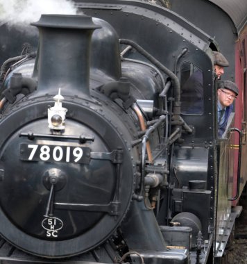 Kuzey Yorkshire Moors Demiryolu. Goathland, Yorkshire, İngiltere. Eylül 2025. Natuoinal Park bölgesinde hafta sonu buhar galası olan demiryolu sistemi korunmuş. Gönüllüler tarafından işletilen tüm buhar lokomotifleri ve vintage haddeleme stokları.. 