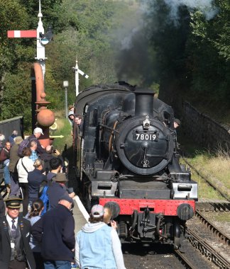 Kuzey Yorkshire Moors Demiryolu. Goathland, Yorkshire, İngiltere. Eylül 2025. Natuoinal Park bölgesinde hafta sonu buhar galası olan demiryolu sistemi korunmuş. Gönüllüler tarafından işletilen tüm buhar lokomotifleri ve vintage haddeleme stokları.. 