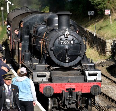 Kuzey Yorkshire Moors Demiryolu. Goathland, Yorkshire, İngiltere. Eylül 2025. Natuoinal Park bölgesinde hafta sonu buhar galası olan demiryolu sistemi korunmuş. Gönüllüler tarafından işletilen tüm buhar lokomotifleri ve vintage haddeleme stokları.. 