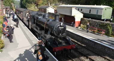 Kuzey Yorkshire Moors Demiryolu. Goathland, Yorkshire, İngiltere. Eylül 2025. Natuoinal Park bölgesinde hafta sonu buhar galası olan demiryolu sistemi korunmuş. Gönüllüler tarafından işletilen tüm buhar lokomotifleri ve vintage haddeleme stokları.. 