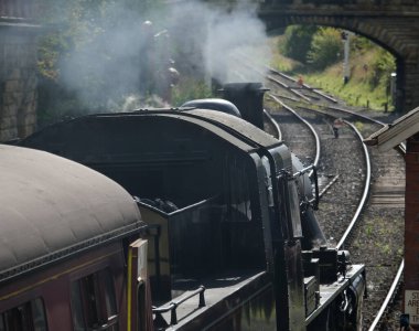 Kuzey Yorkshire Moors Demiryolu. Goathland, Yorkshire, İngiltere. Eylül 2025. Natuoinal Park bölgesinde hafta sonu buhar galası olan demiryolu sistemi korunmuş. Gönüllüler tarafından işletilen tüm buhar lokomotifleri ve vintage haddeleme stokları.. 