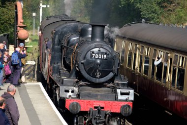 Kuzey Yorkshire Moors Demiryolu. Goathland, Yorkshire, İngiltere. Eylül 2025. Natuoinal Park bölgesinde hafta sonu buhar galası olan demiryolu sistemi korunmuş. Gönüllüler tarafından işletilen tüm buhar lokomotifleri ve vintage haddeleme stokları.. 