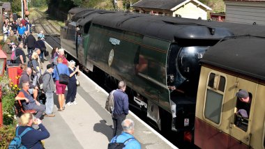 Kuzey Yorkshire Moors Demiryolu. Goathland, Yorkshire, İngiltere. Eylül 2025. Natuoinal Park bölgesinde hafta sonu buhar galası olan demiryolu sistemi korunmuş. Gönüllüler tarafından işletilen tüm buhar lokomotifleri ve vintage haddeleme stokları.. 