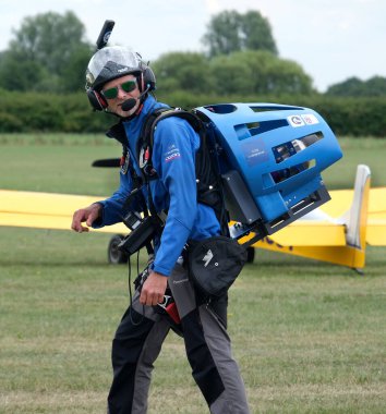 Doğu Kirkby, Hughnshire, İngiltere. Ağustos 2025. Paraşütle uçan paraşüt kanadı. İki vuruşluk motorun yerine miniture jet motoru konması.