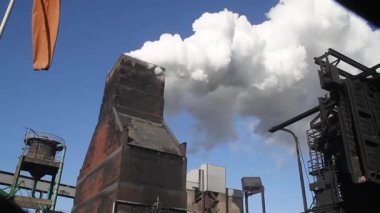 Uk 'ta kola fabrikası var, hem de hala çalışıyorken. Patlama kalorifer ocağı yapımı için yüksek kaliteli kokain üretiyor. Reaktif metalürjik karbon ve katran ve benzen gibi yan ürünler.