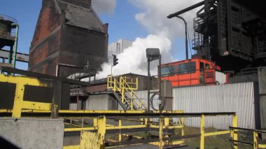 Uk 'ta kola fabrikası var, hem de hala çalışıyorken. Patlama kalorifer ocağı yapımı için yüksek kaliteli kokain üretiyor. Reaktif metalürjik karbon ve katran ve benzen gibi yan ürünler.