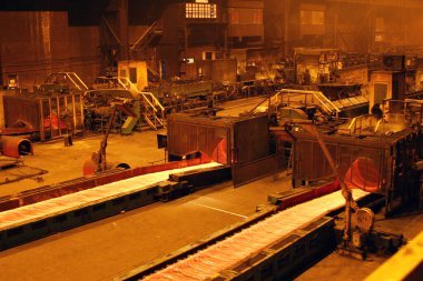 Araç lastiği kablosu da dahil olmak üzere çeşitli kullanım alanları için modern dört iplikli çelik fabrikasında sıcak kablo çubuğu. .