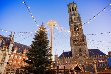 Avrupa, Bruges ve Belçika 'da geleneksel Noel pazarı. Süslü ağaç ve ışıklarla dolu ana kasaba meydanı. Noel Fuarı konsepti