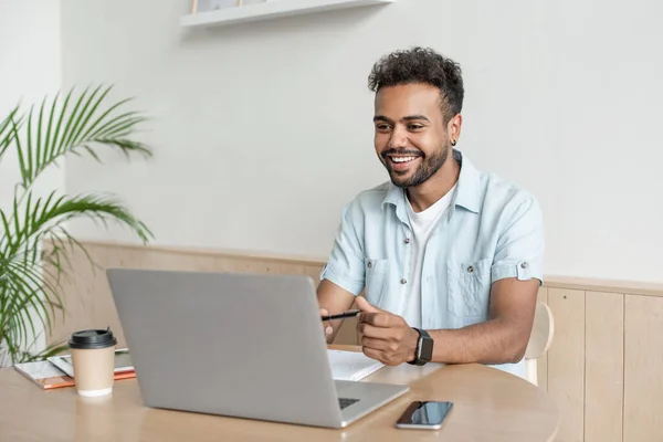Sorridente Empresário Sentado Mesa Usando Laptop — Fotografia de Stock