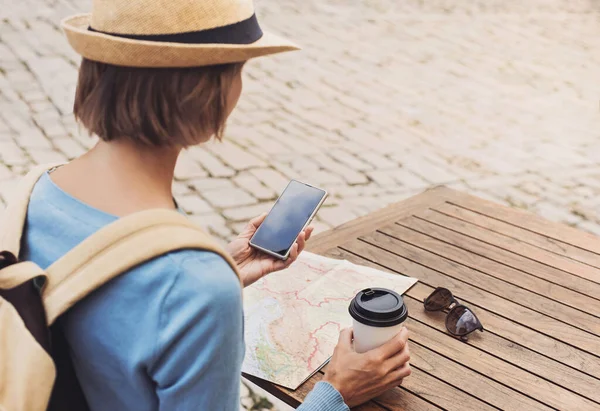 Vrouw Reiziger Met Behulp Van Smartphone Buiten — Stockfoto