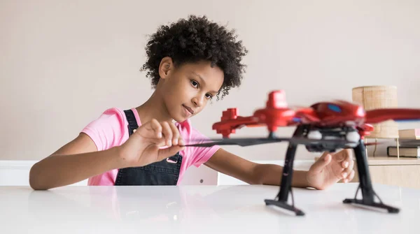 Fiatal Aranyos Lány Kezében Quadcopter Gyerek Otthon Drónnal Játszik Oktatás — Stock Fotó