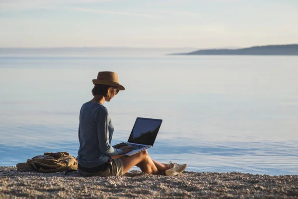 Mujer Joven Usando Computadora Portátil Una Playa Concepto Trabajo Independiente — Foto de Stock