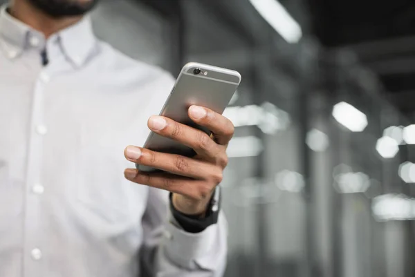 Jovem Profissional Usando Smartphone Escritório Empresário Trabalhar Enviar Mensagens Telemóvel — Fotografia de Stock