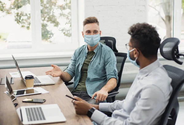 전문가들은 의료용 보호용 마스크를 사무실에서 일하는 동료들과 대화를 나누었습니다 사업상의 — 스톡 사진