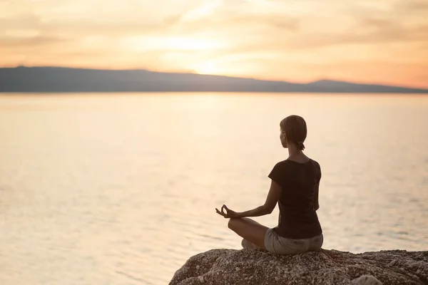 Jonge Vrouw Die Yoga Beoefent Bij Zee Mooi Meisje Mediteert — Stockfoto
