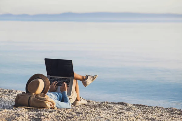 Mujer Joven Usando Computadora Portátil Una Playa Concepto Trabajo Independiente — Foto de Stock