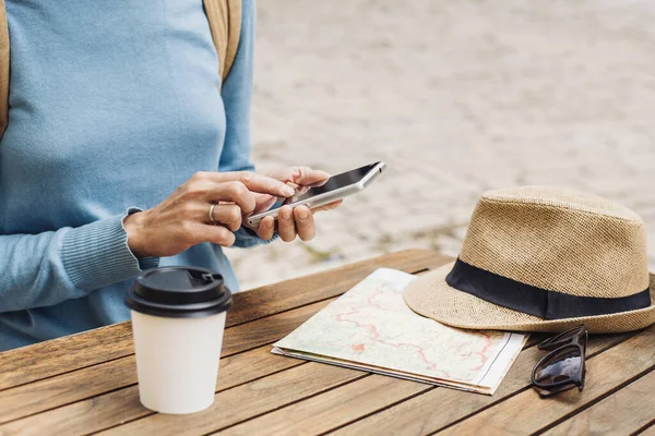 スマートフォンを屋外で使う女性旅行者 — ストック写真