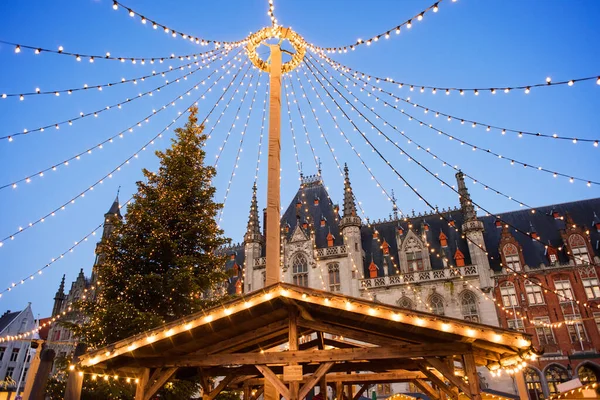 Traditioneller Weihnachtsmarkt Europa Brügge Belgien Hauptplatz Mit Geschmücktem Baum Und lizenzfreie Stockfotos