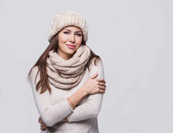 Schöne Frau Isoliert Winter Porträt Lächeln Mädchen Trägt Warme Kleidung Stockbild