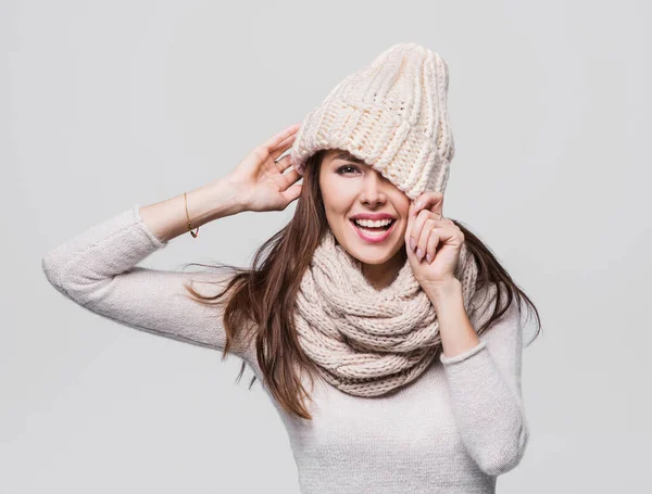 Schöne Frau Isoliert Winter Porträt Lächelndes Mädchen Warmer Kleidung Hat Stockbild