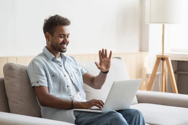 Junger Mann Trifft Sich Online Studentische Männer Die Hause Einen lizenzfreie Stockbilder