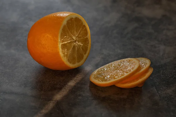 Gri Arkaplanda Turuncu Limon — Stok fotoğraf