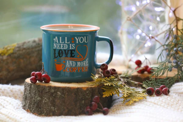 Böğürtlenli kahve, ahşap masada.