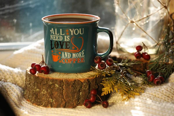 Böğürtlenli kahve, ahşap masada.