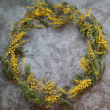 Sarı çiçekli gri taşlı arkaplan ve metin için yer