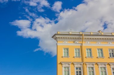 Mavi gökyüzü üzerinde tarihi bir binanın bir parçası