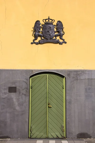 Drzwi wejściowe z herbu — Zdjęcie stockowe