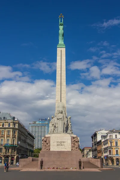 Riga, Letonya-Haziran 26, 2014: Özgürlük Anıtı milda bilinir. Loc