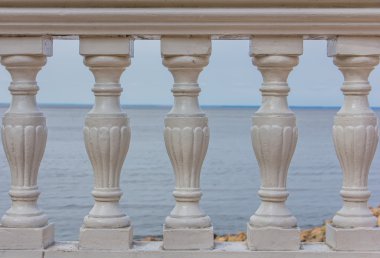 su ve peterhof gökte beyaz sütun