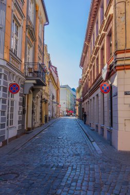 Riga, Letonya - 26 Haziran 2014. eski şehir sokak görünümü 