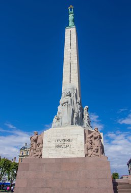 riga'nın merkezinde Özgürlük Anıtı