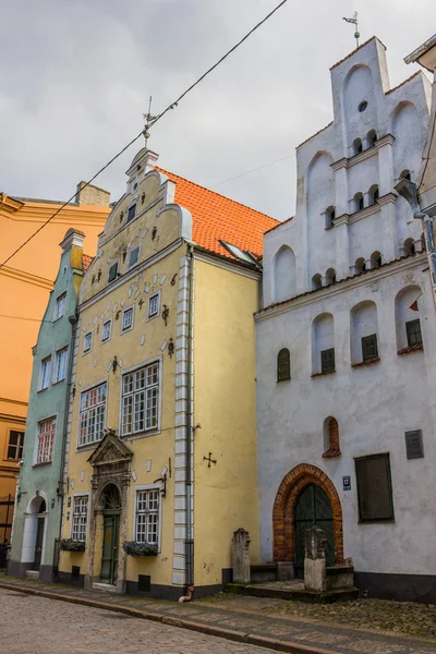 Riga, Letonya - 26 Haziran 2014. Üç kardeş üzerinde Riga, evler 